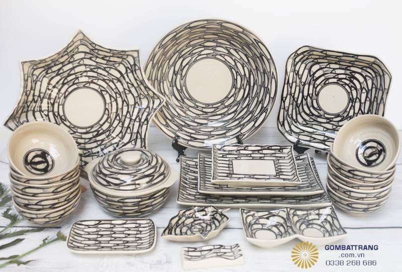 Bộ bát đĩa Bát Tràng đẹp decor – phiên bản đặc biệt với hoa văn cá biến đổi theo từng dáng bát, đĩa, tạo ảo ảnh cuốn hút mà thoáng nhìn khó nhận ra.