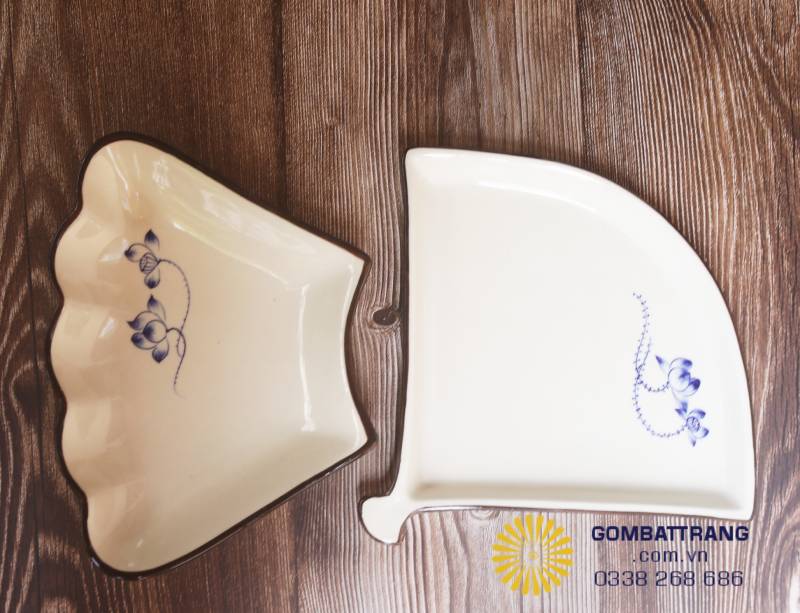 Bộ chén đĩa cao cấp Bát Tràng với thiết kế đĩa lá lạ mắt, họa tiết sen thanh nhã, thích hợp trang trí bàn ăn hiện đại.