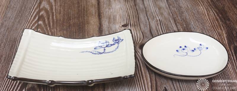 Đĩa sứ Bát Tràng thiết kế oval và chữ nhật, men trắng sang trọng, dùng bày biện món chính hoặc món khai vị.