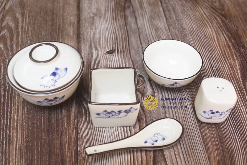 Bộ phụ kiện bàn ăn gốm sứ Bát Tràng gồm muôi, lọ gia vị, bát nhỏ và hộp nắp gốm, mang lại sự đồng bộ và sang trọng cho không gian bếp.