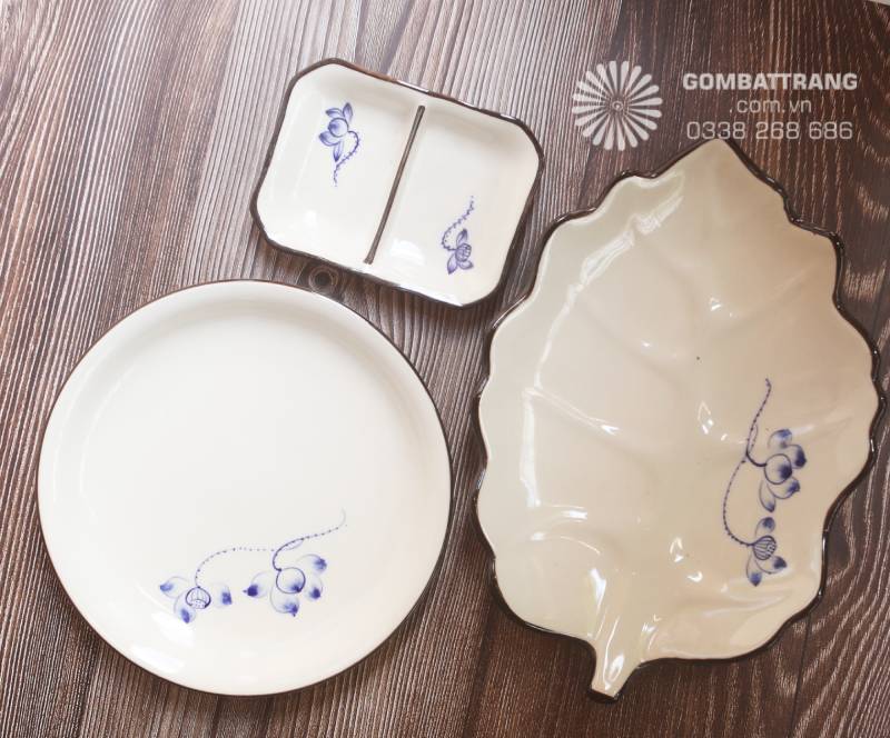 Bộ đĩa lá Bát Tràng kết hợp đĩa tròn và khay nhỏ, men trắng sáng, họa tiết sen xanh lam tinh tế, phù hợp bày biện món khai vị.