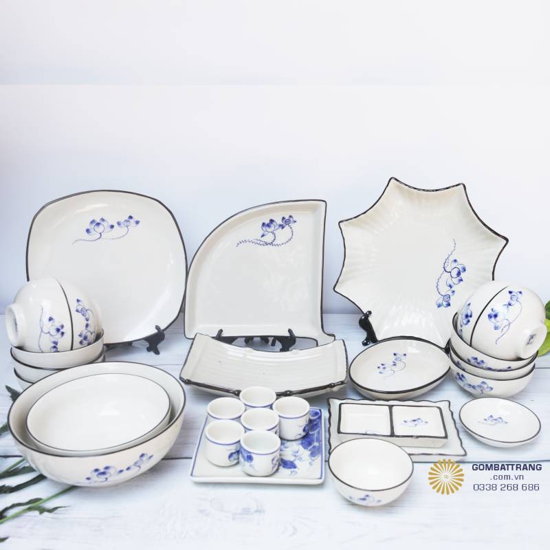 Bộ bát đĩa gốm sứ Bát Tràng cao cấp gồm bát cơm, bát tô, đĩa lá, đĩa vuông, khay phụ… họa tiết sen xanh lam thủ công, thích hợp bổ trí bếp sang trọng.