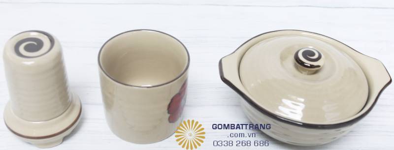Bộ sản phẩm Bát Tràng hoa đỏ gồm cốc, lọ nhỏ và nồi sứ có nắp.