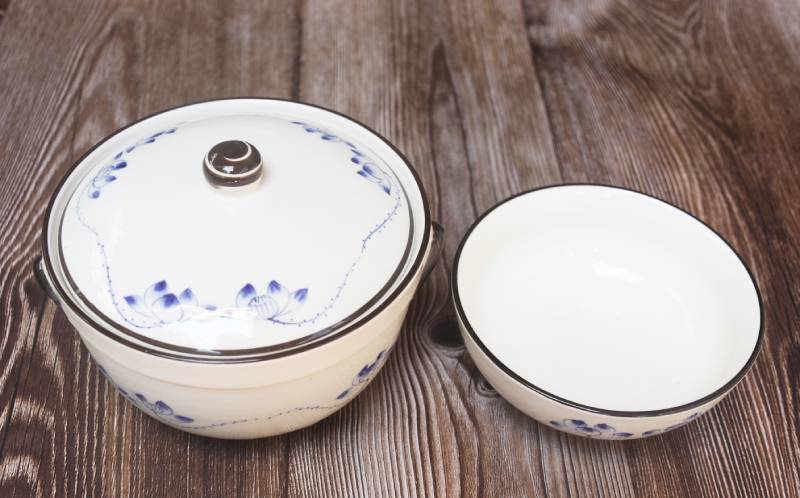 Bát tô gốm sứ Bát Tràng hoa sen với nắp đậy tiện lợi, giữ trọn hương vị món ăn.