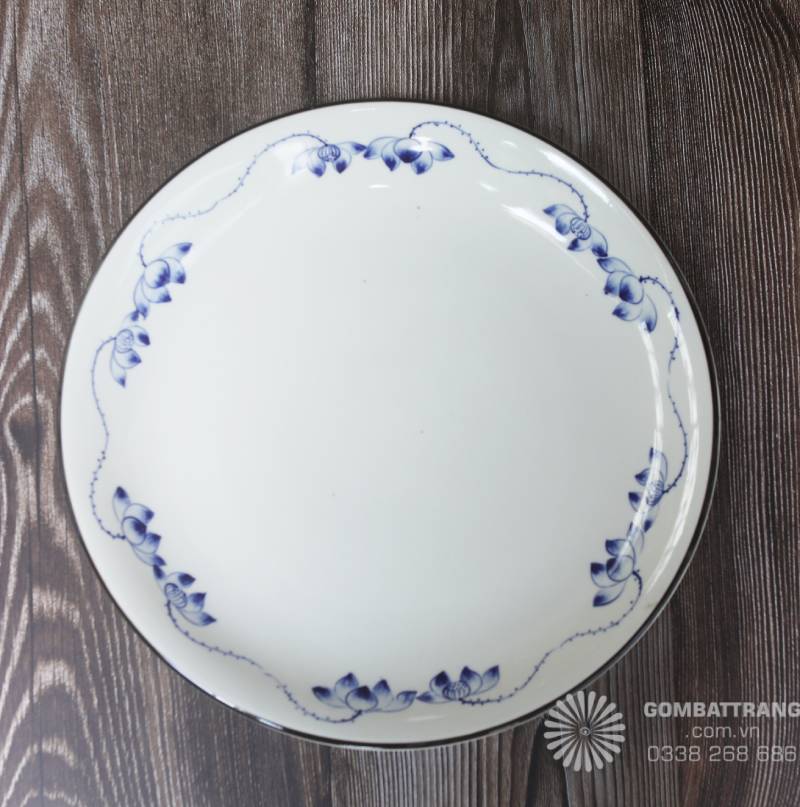 Đĩa sứ Bát Tràng tròn lớn họa tiết hoa sen xanh, thích hợp bày biện món chính trong các bữa tiệc sang trọng.