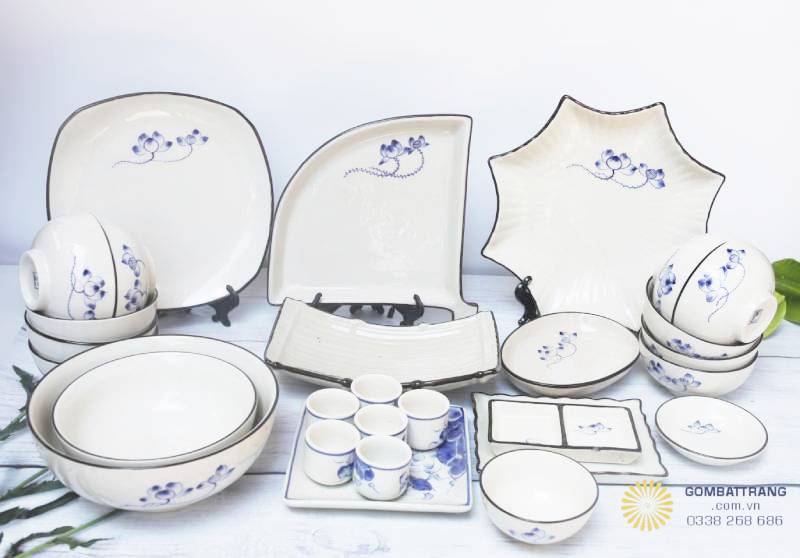 Set bộ bát đĩa quà tặng Bát Tràng đầy đủ bát cơm, đĩa tròn, đĩa vuông và khay phụ, mang lại sự tiện dụng và tính thẩm mỹ cao cho mỗi bữa ăn.