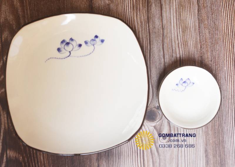 Đĩa tròn và đĩa nhỏ Bát Tràng men ngà viền nâu, hoa văn sen tinh tế, thích hợp dùng trong bữa cơm gia đình hoặc làm đĩa trưng bày Bát Tràng.