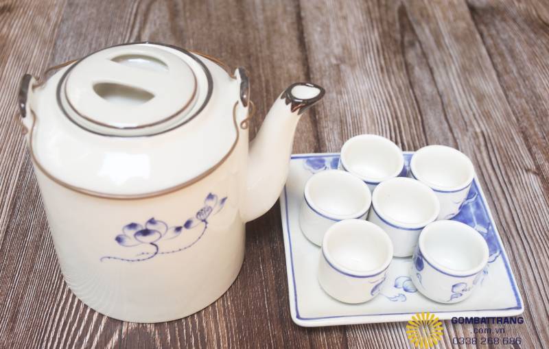 Bộ ấm chén gốm sứ Bát Tràng men ngà hoa sen, thiết kế sang trọng, an toàn tuyệt đối cho sức khỏe, là lựa chọn lý tưởng cho quà tặng ý nghĩa.
