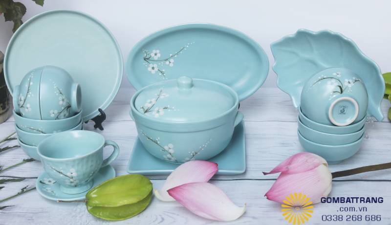 Bộ bát đĩa thắp hương Bát Tràng men xanh ngọc, hoa mai trắng tinh khôi, gồm bát cơm, tô, đĩa, chén chấm… sang trọng cho cả mâm cúng và bàn ăn.