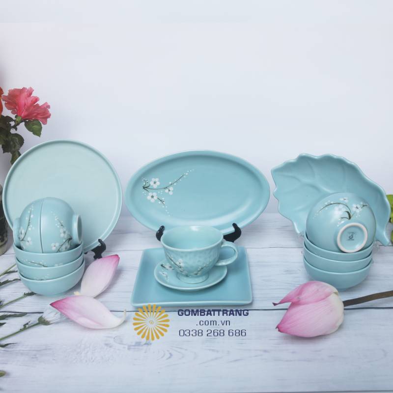Bộ bát đĩa men xanh ngọc bóng mịn. Lớp men thanh khiết tôn lên sự tinh tế và giữ nhiệt tốt cho món ăn.