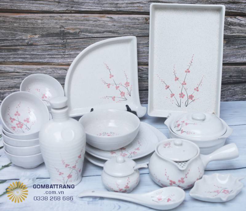 Set men trắng Bát Tràng với lòng rộng, viền thoải nhẹ, thuận tiện bày món chính và tạo sự cân đối trên bàn ăn.
