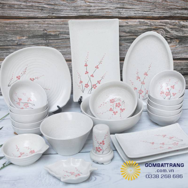 Bộ chén đĩa cao cấp Bát Tràng gồm nhiều chi tiết khác nhau, kích thước đa dạng, đáp ứng nhu cầu từ bữa cơm gia đình đến bàn tiệc.