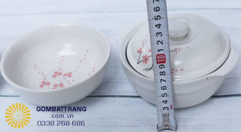 Bát tô sâu lòng có nắp, trang trí cành đào tinh tế; phù hợp đựng canh nóng, giữ nhiệt tốt và tôn thêm nét đẹp cho mâm cơm Việt.