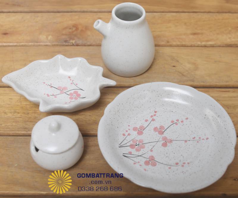 Bộ phụ kiện gồm bình rót, đĩa nhỏ và chén gia vị; tất cả đồng bộ họa tiết hoa đào, vừa tiện dụng vừa mang ý nghĩa may mắn.