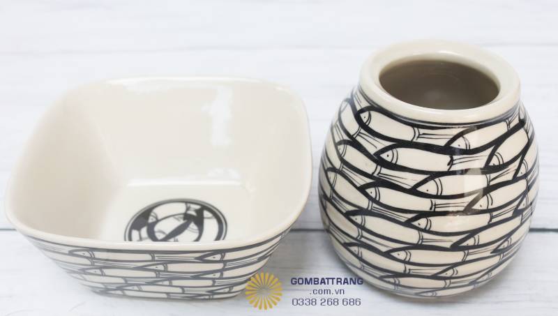  Bát vuông và lọ gia vị đi kèm, dung tích 500ml, giúp bàn ăn thêm gọn gàng, tiện lợi.