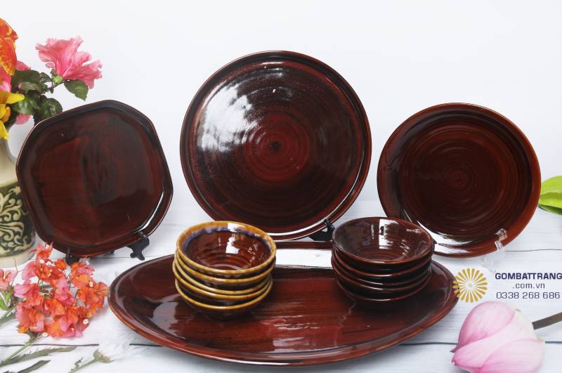 Set bát đĩa gốm Bát Tràng xuất khẩu – ánh men đỏ nâu bóng mịn, hơn 12 chi tiết đồng bộ, vừa sang trọng vừa độc đáo.