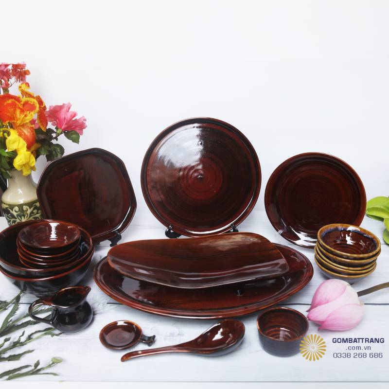 Bộ bát đĩa Bát Tràng men nâu đỏ trầm ấm, kết hợp đĩa tròn, vuông và tô lớn, mang đậm phong cách giả cổ tinh tế.
