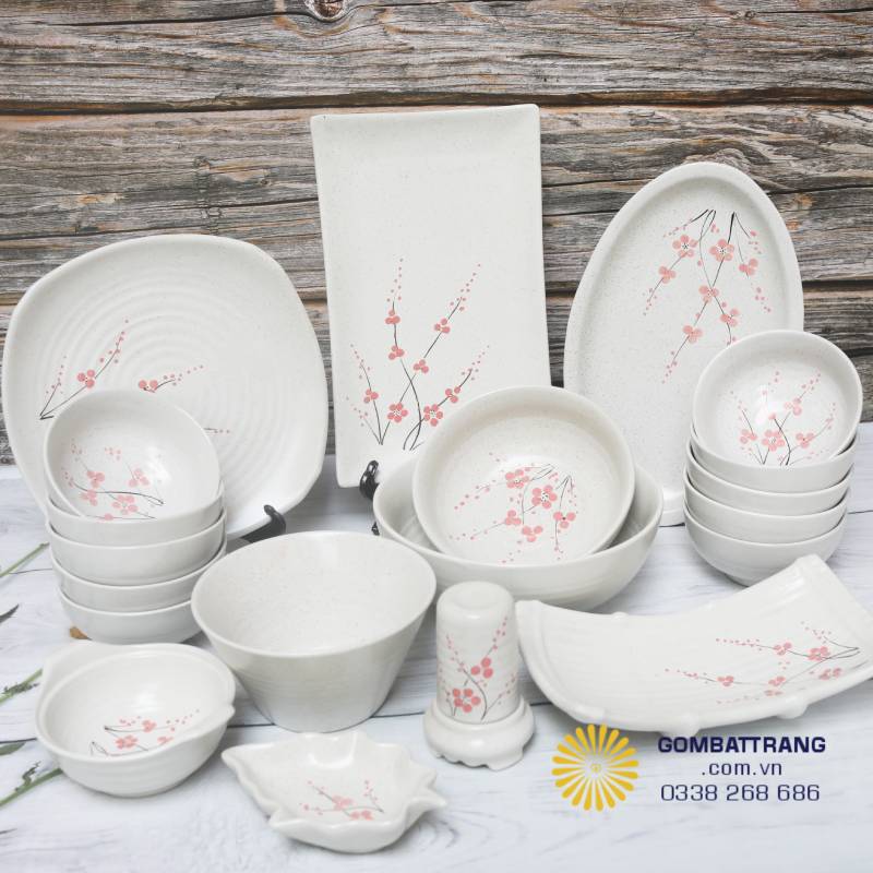  Bộ đĩa cảnh được chế tác thủ công từ gốm sứ Bát Tràng chính hãng, phủ men trắng ngà thanh khiết và vẽ tay họa tiết hoa đào hồng phấn. Sản phẩm vừa mang giá trị thẩm mỹ, vừa thích hợp cho bàn ăn và làm quà tặng sang trọng.