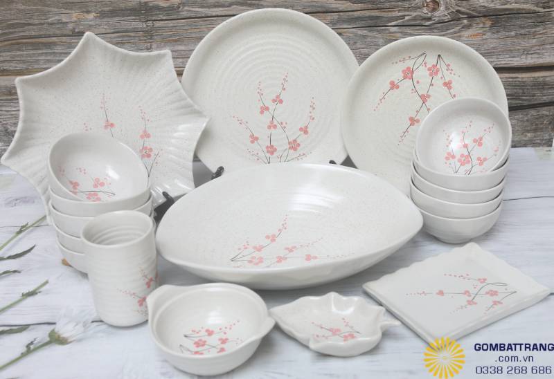 Bộ bát đĩa sứ men trắng ngà với họa tiết hoa đào nhẹ nhàng, tạo nên sự hài hòa tinh tế cho không gian bếp hiện đại.