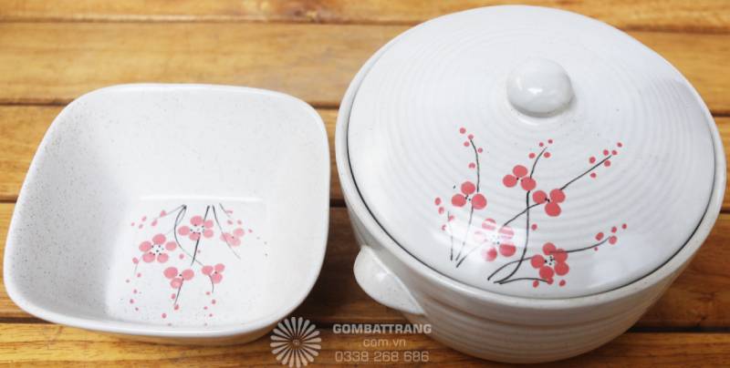 Sự kết hợp đồng bộ giữa đĩa, bát và phụ kiện trong cùng một bộ, mang đến sự tiện nghi và vẻ sang trọng cho bàn ăn gia đình. Họa tiết hoa đào trên từng chiếc đĩa gợi lên phong vị mùa xuân, mang ý nghĩa phong thủy may mắn và sự gắn kết gia đình.