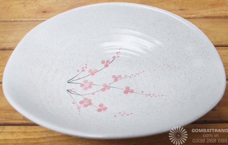 Đĩa oval lòng sâu khắc họa nhành đào uyển chuyển, lý tưởng cho những món ăn nước sốt hoặc thực đơn gia đình ngày Tết.