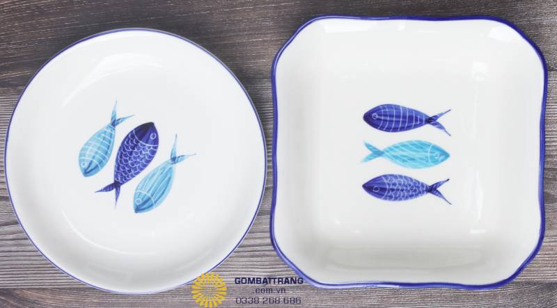 Đĩa vuông Bát Tràng vẽ tay họa tiết cá xanh nghệ thuật