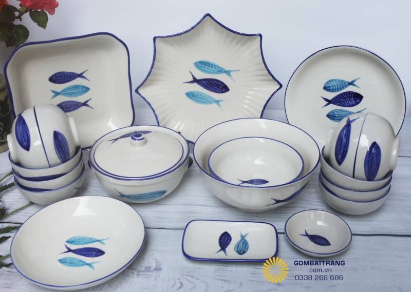 Bộ đĩa trang trí gốm sứ Bát Tràng đầy đủ chi tiết: đĩa tròn, đĩa vuông, đĩa lá, đĩa nhỏ oval và bát có nắp, tất cả đều men trắng ngà, viền xanh lam sang trọng