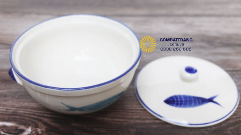 Tô tròn Bát Tràng gốm sứ cao cấp, hoa văn cá xanh cân đối, đường nét uyển chuyển, kết hợp cùng bát và đĩa nhỏ tạo sự đồng bộ cho bàn tiệc gia đình