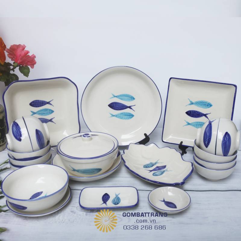 Bộ đĩa trang trí Bát Tràng gốm sứ cao cấp, men trắng ngà, viền xanh lam, họa tiết cá xanh – đen vẽ tay tinh xảo, phù hợp bày biện bàn ăn sang trọng