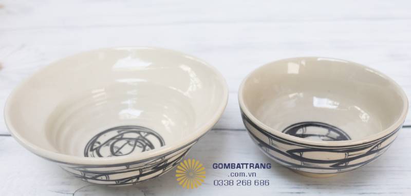 Chiếc bát ăn cơm men ngà, lòng rộng và sâu, dễ sử dụng cho nhiều món ăn như cơm, canh hoặc súp.