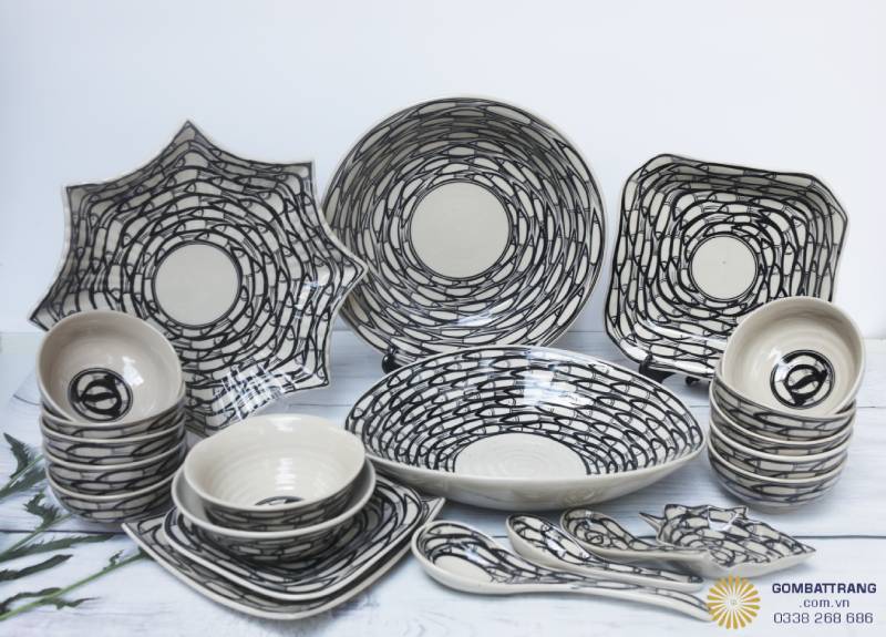 Set đĩa tròn, lục giác và bát tô đa dạng kích thước, men ngà kết hợp họa tiết cá độc đáo, thích hợp bày biện nhiều món ăn khác nhau.