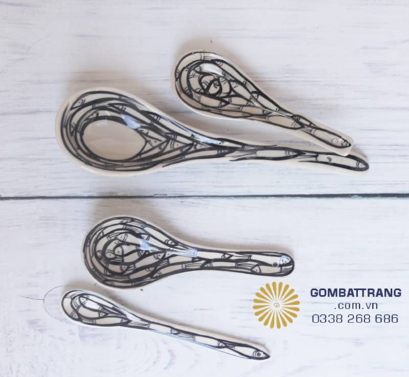 Bộ muỗng sứ men ngà họa tiết cá, thiết kế chắc tay, tiện dụng khi dùng cùng súp, canh hoặc cháo.