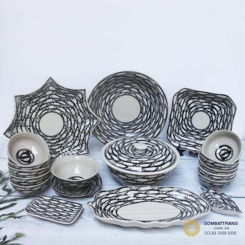 Bộ bát đĩa Bát Tràng phong cách vintage gồm đầy đủ bát, đĩa, âu, tô và đĩa dài, tiện lợi cho cả bữa cơm gia đình lẫn tiệc đãi khách.