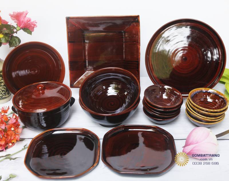 Sắc nâu trầm ấm phủ đều trên từng chiếc đĩa, từng vòng xoáy men như gợi nhịp điệu của thời gian – giản dị mà bền lâu.