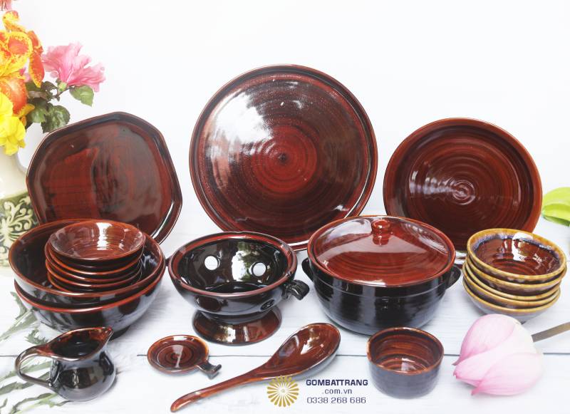 Bộ sưu tập gốm Bát Tràng gần 20 sản phẩm, ánh men đỏ nâu căng bóng như ngọn lửa, vừa mạnh mẽ vừa trữ tình. “Men gốm đỏ như chiều thu, soi bóng bữa cơm gia đình ấm áp.”