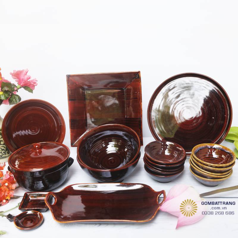 Bộ bát đĩa men nâu đỏ ánh gương, hơn 15 chi tiết kết hợp hài hòa, như một bức tranh cổ điển bày giữa gian bếp Việt.
