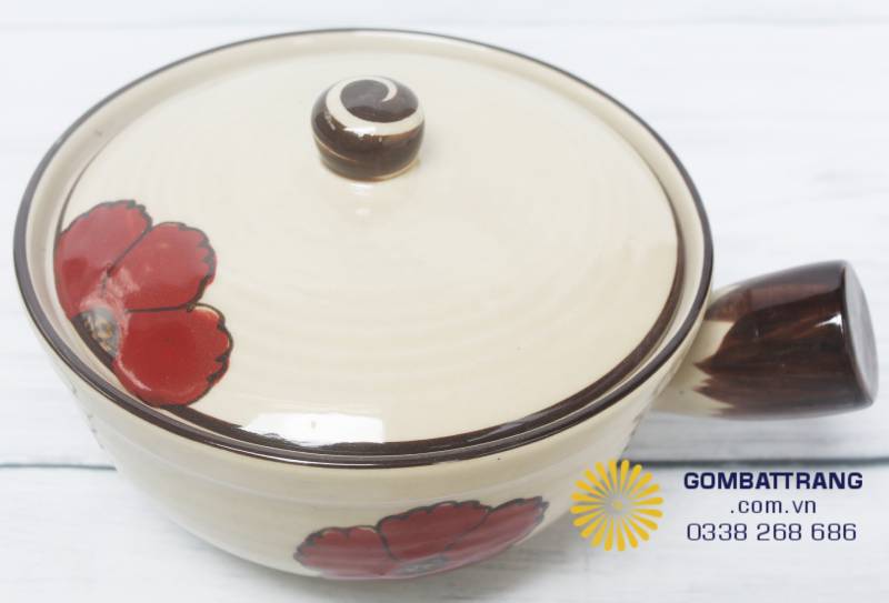 Bát tô Bát Tràng hoa đỏ với lòng sâu và miệng rộng, thích hợp cho canh, mì hay salad, mang lại sự tiện dụng và đẹp mắt.