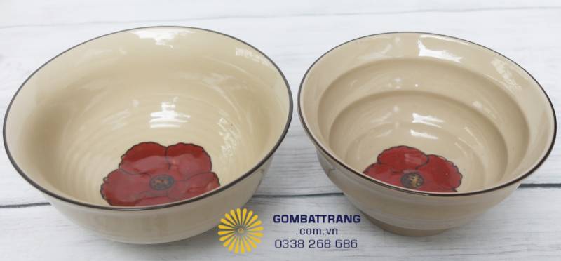 Chiếc bát sứ Bát Tràng hoa đỏ với nắp đậy khít, dáng tròn cân đối, nền men ngà điểm xuyết sắc hoa đỏ tinh tế.