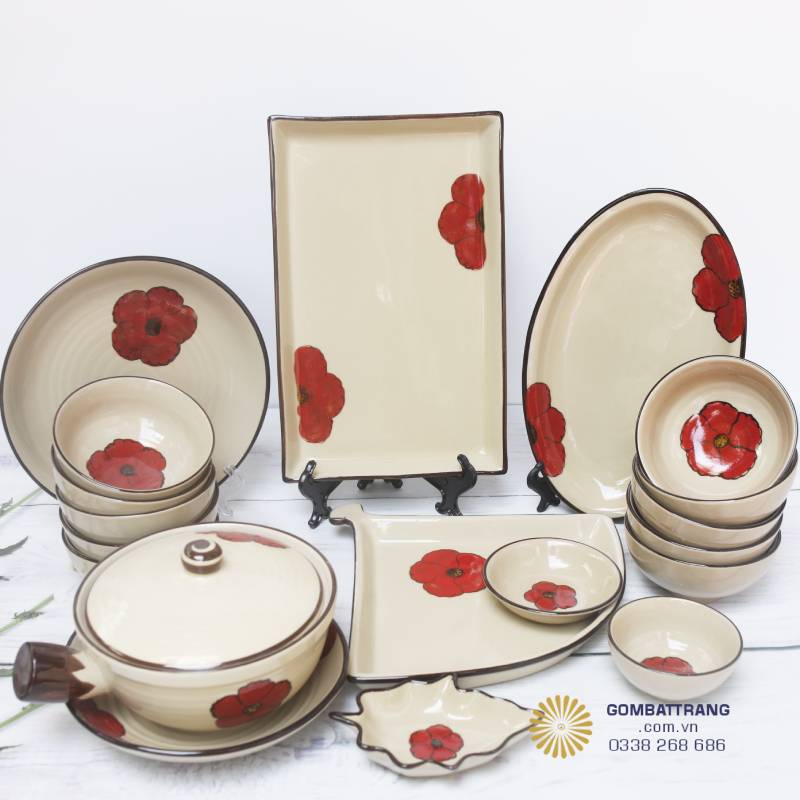 Một set bát đĩa gốm sứ Bát Tràng hoa đỏ gồm bát cơm, bát tô, đĩa vuông, đĩa tròn, khay gia vị và hũ sứ – lựa chọn trọn vẹn cho bàn tiệc.