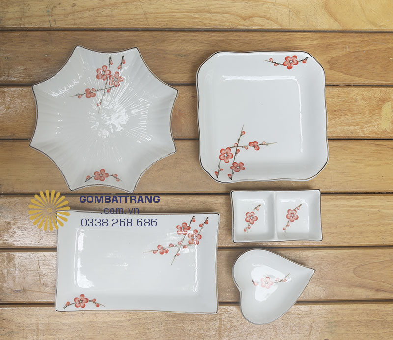 Họa tiết hoa mai đỏ nổi bật trên nền trắng của bộ bát đĩa
