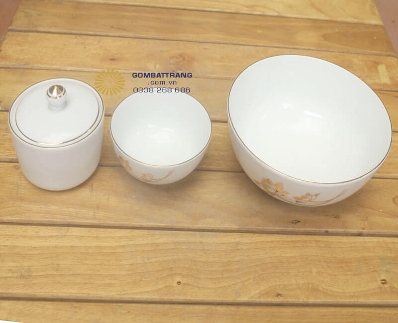 Chi tiết các loại bát, đĩa với kích thước và hình dáng khác nhau trong bộ bát đĩa Bát Tràng họa tiết hoa sen