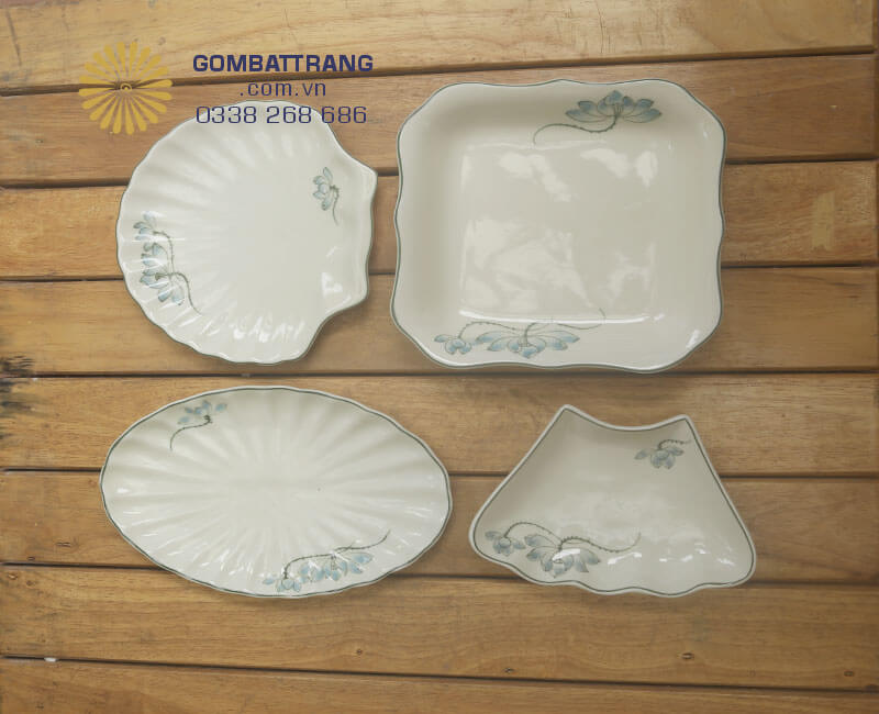 Bộ bát đĩa sang trọng này bao gồm nhiều món đồ gốm sứ đẹp mắt, phù hợp cho những bữa tiệc đặc biệt
