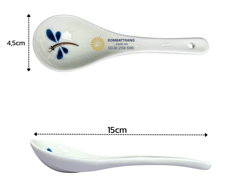 Chiếc thìa nhỏ xinh cũng được vẽ tay họa tiết chuồn chuồn xanh
