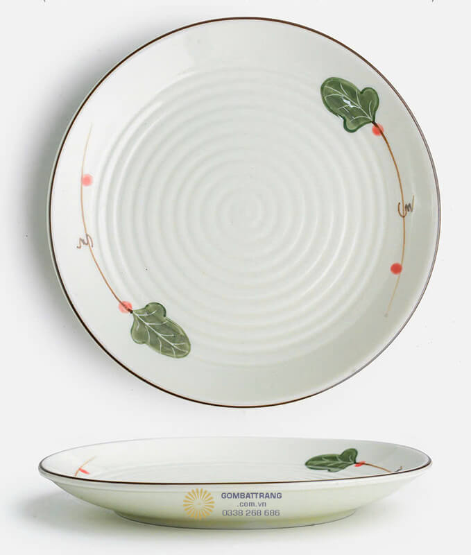 Bát đĩa bát tràng còn có khả năng chống sốc nhiệt tốt, có thể sử dụng để hâm nóng thức ăn trong lò vi sóng mà không lo bị nứt vỡ