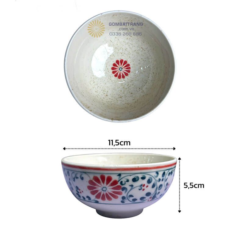 Họa tiết hoa cúc được vẽ tay tài tình với màu đỏ rực rỡ và xanh dương trên nền trắng ngà tinh khiết