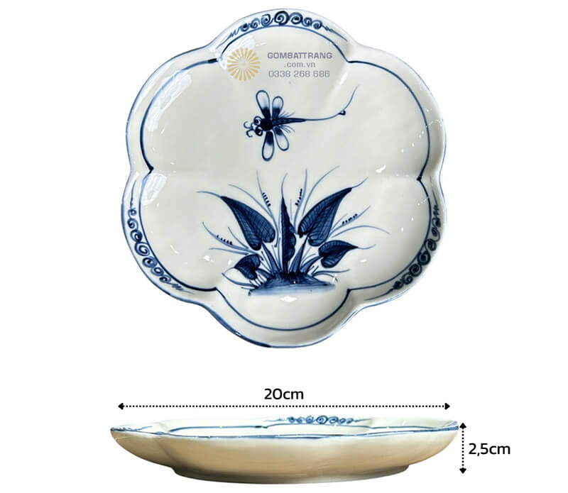 Chiếc đĩa hoa của bộ bát đĩa bát tràng có thiết kế độc đáo, có thể dùng đựng trái cây
