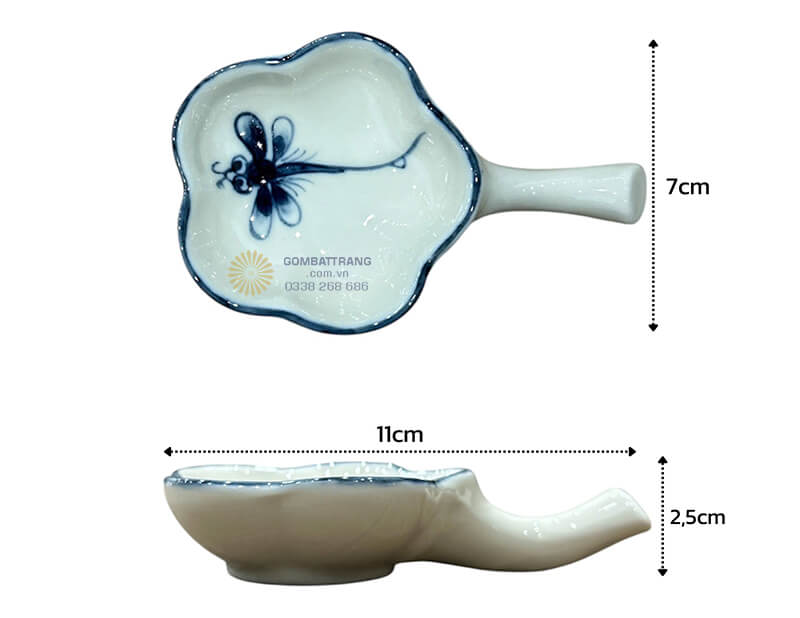 Đĩa gia vị hoa kèm gác đũa rất tiện lợi để gia vị và đặt đũa