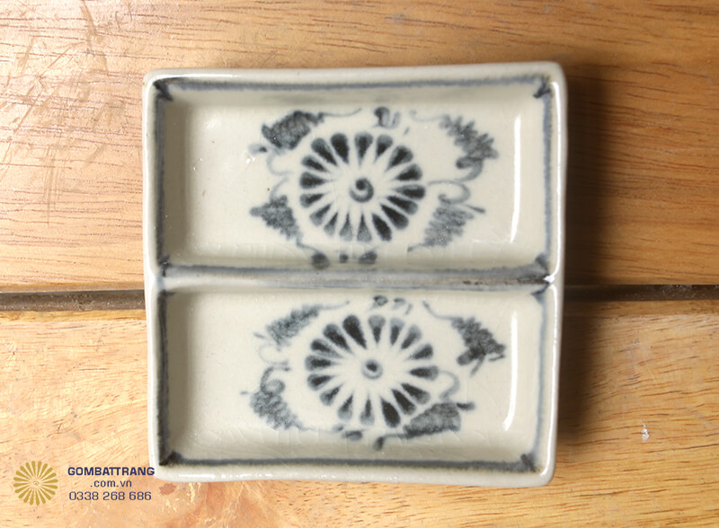 Khay đựng nước chấm được chia ngăn tinh tế và đĩa chữ nhật đa năng là những phụ kiện hoàn thiện cho trọn bộ