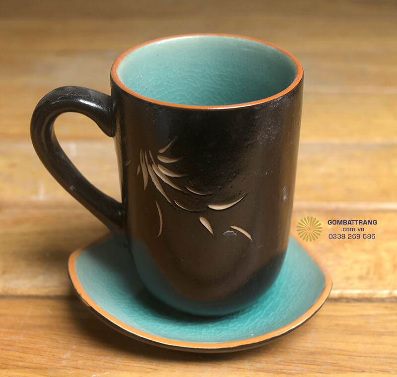 Cận cảnh chiếc cốc dáng cao kèm đĩa lót