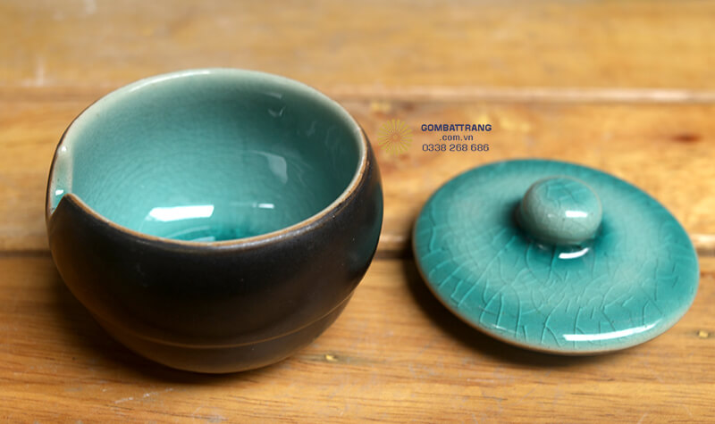 Họa tiết lá liễu được vẽ tay nhẹ nhàng trên nền men nâu, tạo nên vẻ thanh thoát và nghệ thuật